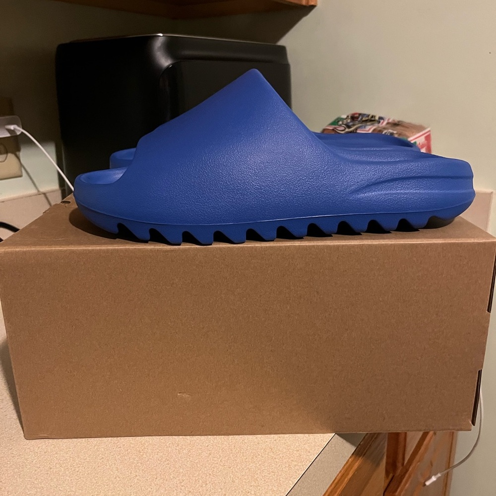 Yeezy Slides Size 11DS Rare Color-way ID4133 is the style code AZURE Blue 🚢💨 - Picture 4 of 10